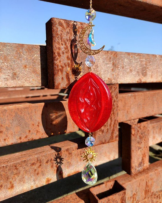 Χειροποίητο Suncatcher -BLOODY V- υγρό γυαλί