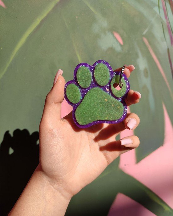 Χειροποίητο Πατουσάκι μπρελόκ απο υγρό γυαλί - μώβ γκλίτερ με λαχανί