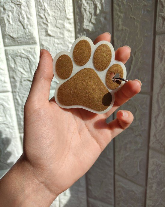 Χειροποίητο πατουσάκι μπρελόκ απο υγρό γυαλί - λευκό - χρυσό