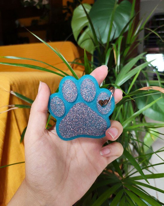 Χειροποίητο πατουσάκι μπρελόκ απο υγρό γυαλί - μπλέ - μωβ γκλιτερ