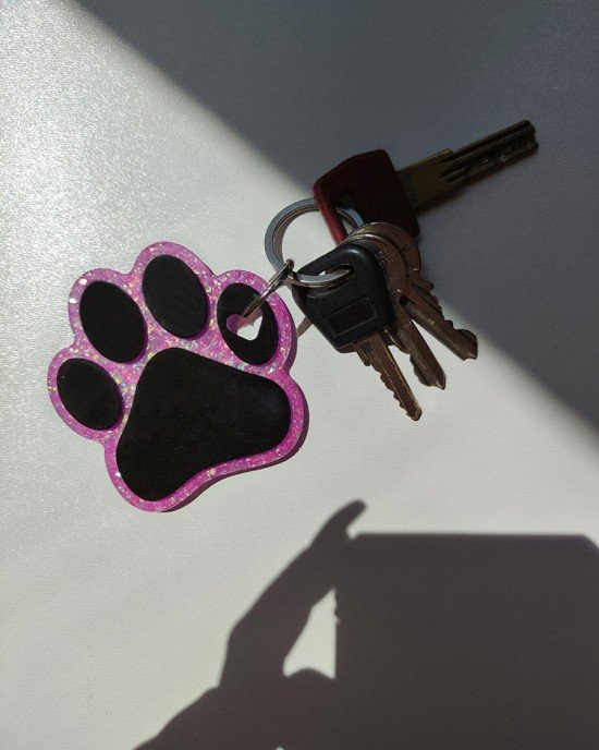 Χειροποίητο Πατουσάκι μπρελόκ απο υγρό γυαλί - ροζ γκλίτερ με μαύρο