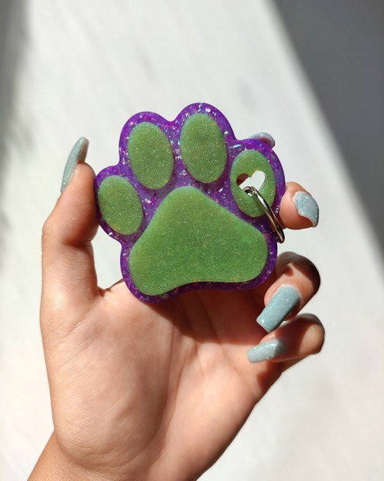 Χειροποίητο Πατουσάκι μπρελόκ απο υγρό γυαλί - μώβ γκλίτερ με λαχανί