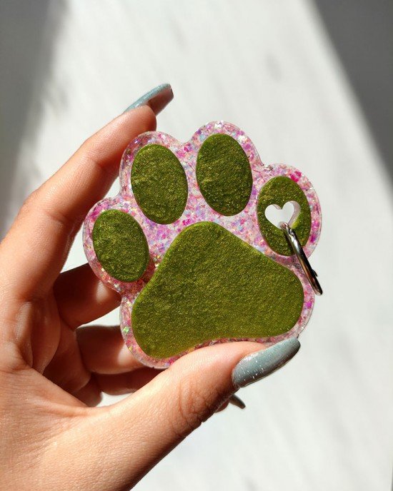 Χειροποίητο πατουσάκι μπρελόκ απο υγρό γυαλί -ροζ γκλιτερ - πράσινο