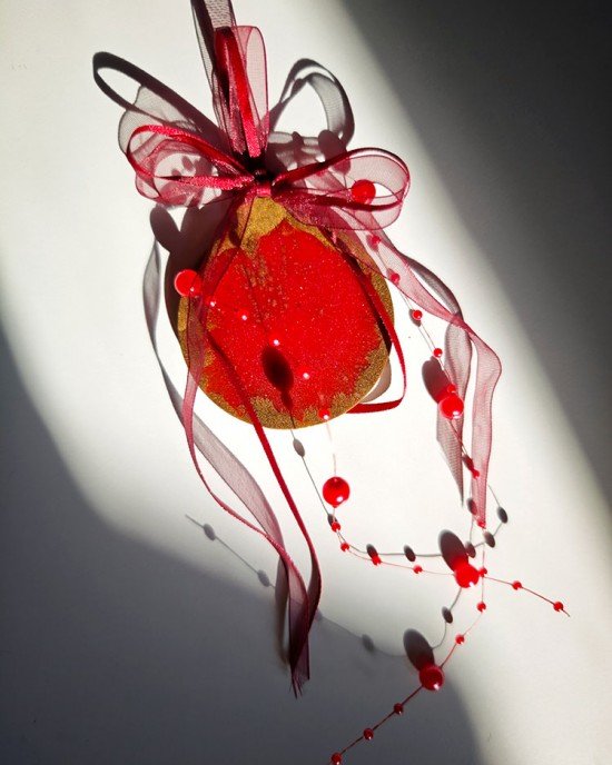 Χριστουγεννιάτικο στολίδι - κοκκινη μπαλα με χρυσο - Ρητίνη